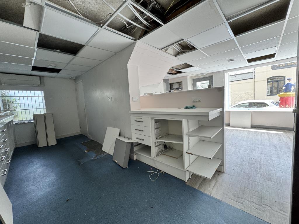 Lot: 40 - SHOP WITH FLAT ABOVE - Further Shop area